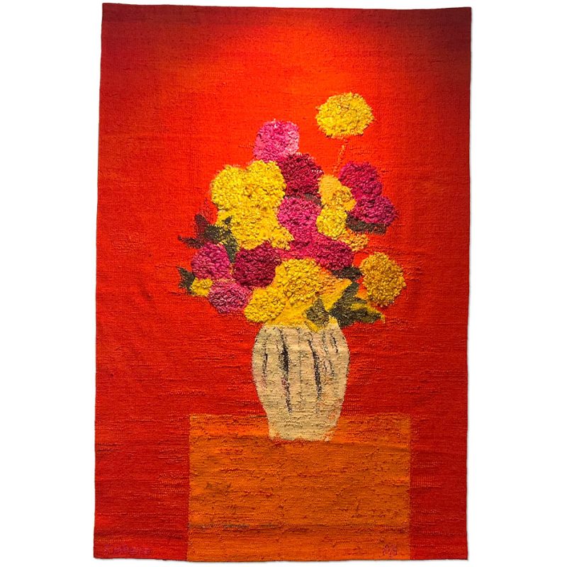 Bouquet de roses d’Inde et zinnia au vase hongrois sur fond rouge